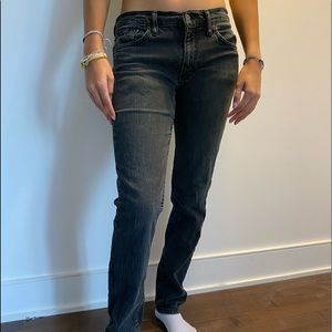 Long Levi’s black jeans 🖤